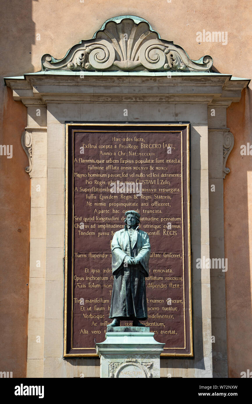 Statua di Olaus Petri, leader del movimento Luterano e riforma protestante, al di fuori della chiesa Storkyrkan, la Gamla Stan, Stoccolma, Svezia Foto Stock