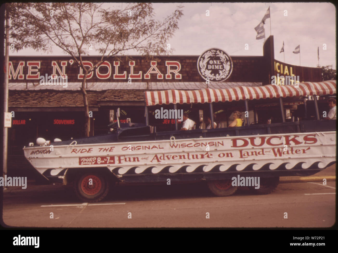Vicino alla città di Wisconsin Dells Wisconsin canali del fiume attraverso le profonde, SOFT scogliere di arenaria, tagliando la roccia in forme fantastiche. Questi splendori naturali hanno dato luogo a una fiorente industria turistica. Le persone vengono a frotte, spesso in camper e rimorchi. Gite in barca, negozi, bar e deviazioni di ogni genere vie per il patronato in un complesso di divertimenti che si estende di 2 o 3 miglia Al di là della città Foto Stock