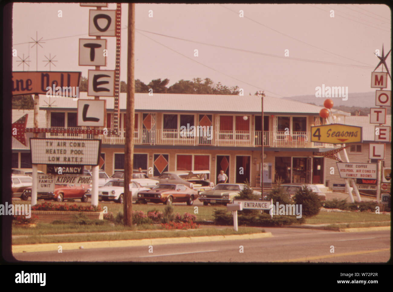 Vicino alla città di Wisconsin Dells Wisconsin canali del fiume attraverso le profonde, SOFT scogliere di arenaria, tagliando la roccia in forme fantastiche. Questi splendori naturali hanno dato luogo a una fiorente industria turistica. Le persone vengono a frotte, spesso in camper e rimorchi. Gite in barca, negozi, bar e deviazioni di ogni genere vie per il patronato in un complesso di divertimenti che si estende di 2 o 3 miglia Al di là della città Foto Stock