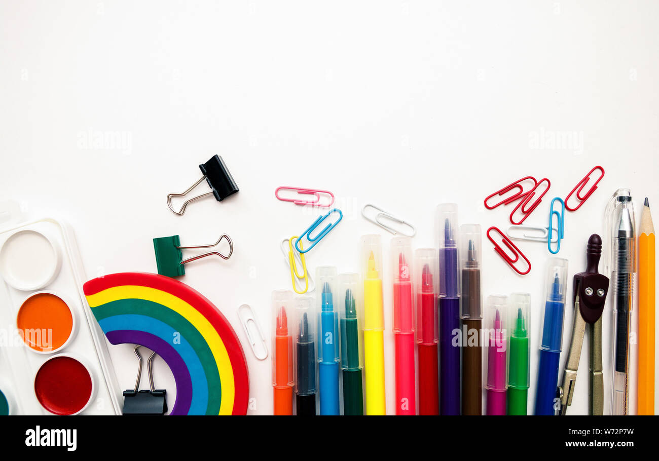 Istruzione o torna al concetto di scuola. Vista dall'alto di colorati di forniture scolastiche con libri, matite colorate, calcolatrice, penna clip di taglio e mela verde su c Foto Stock