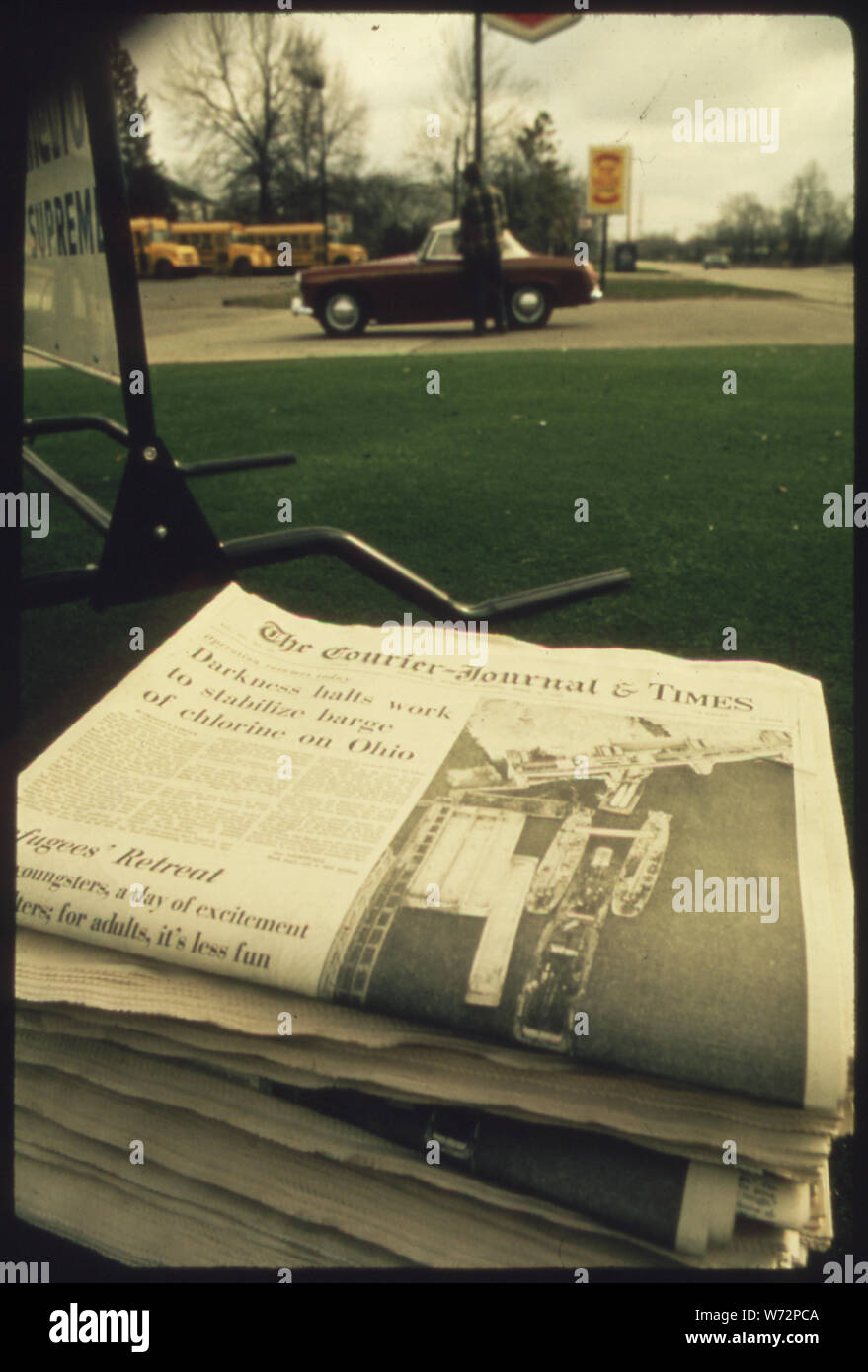 Giornale con la storia di chiatta. (Sequenza) (dall'DOCUMERICA-1 mostra. Per altre immagini di questa assegnazione, vedere Scheda numeri 24, 25). Foto Stock