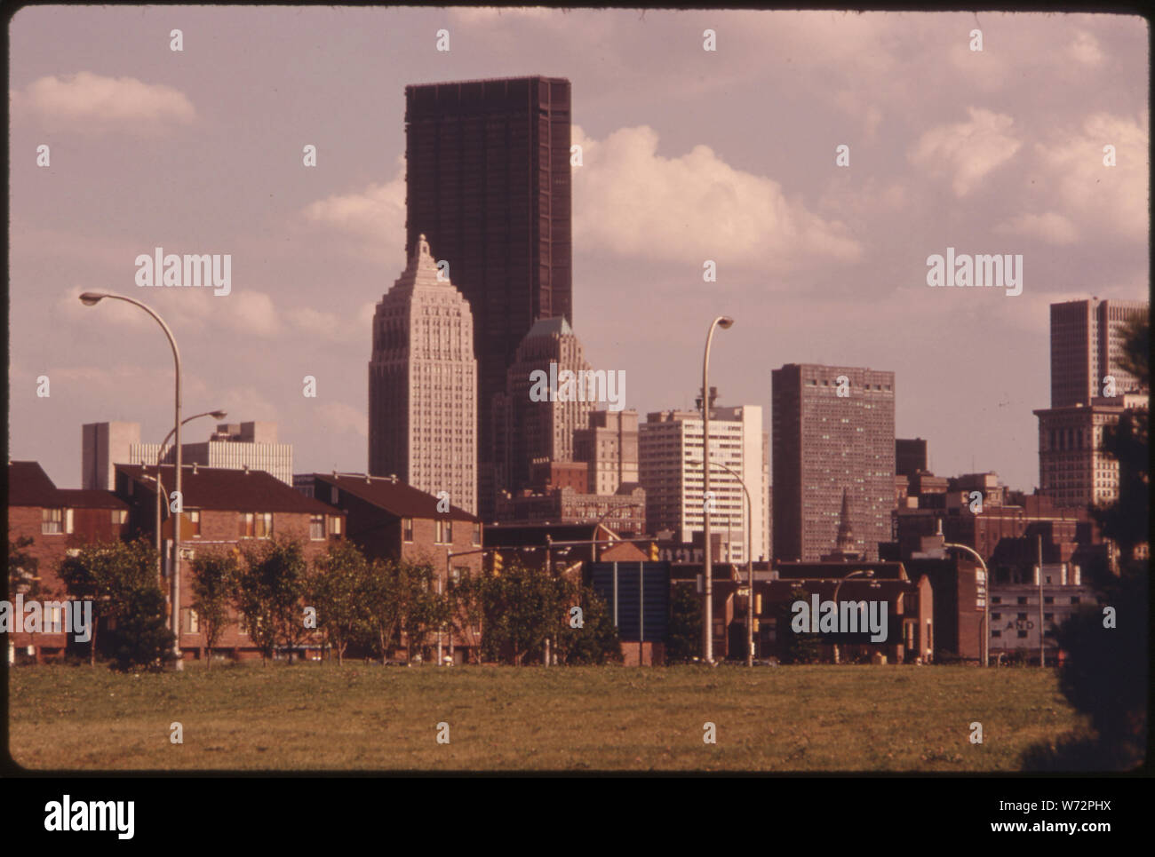 NORTHSIDE Pittsburgh, Pennsylvania, precedentemente noto come una delle baraccopoli è stato rinnovato in un basso costo di sviluppo di alloggiamento centro di Pittsburgh è visto in background. Accesso pedonale con strutture ricreative nelle vicinanze e i percorsi degli autobus è un incentivo per un numero crescente di persone che stanno visualizzando la vita della città come una alternativa attraente ALLA PERIFERIA Foto Stock