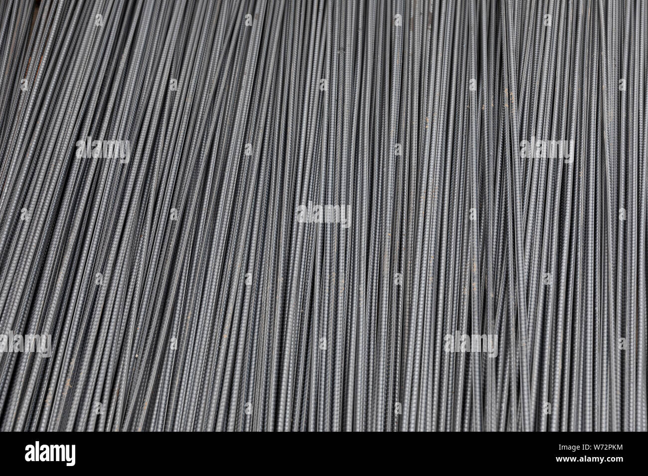 Aste in acciaio su un sito di costruzione per cemento armato.Il rinforzo tondini di acciaio, di assorbire la resistenza alla trazione di taglio, e le forze di compressione nel calcestruzzo Foto Stock