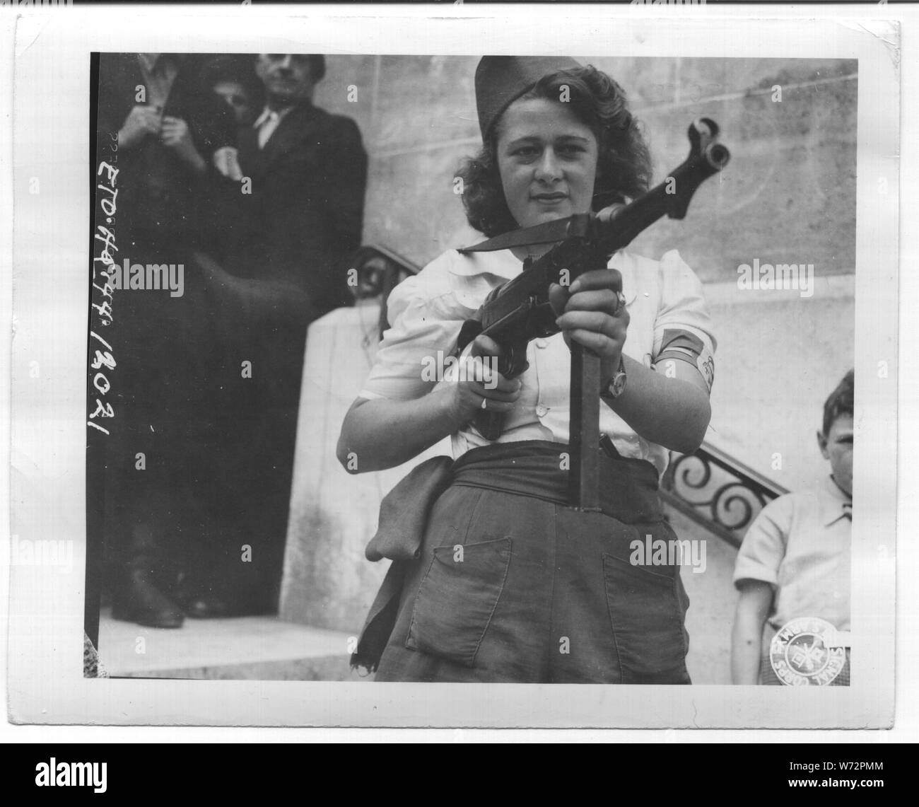 Nicole un partigiano francese che hanno catturato 25 nazisti nella zona di Chartres, oltre a liquidare gli altri, pone con il fucile automatico con il quale ella è più abili. Foto Stock