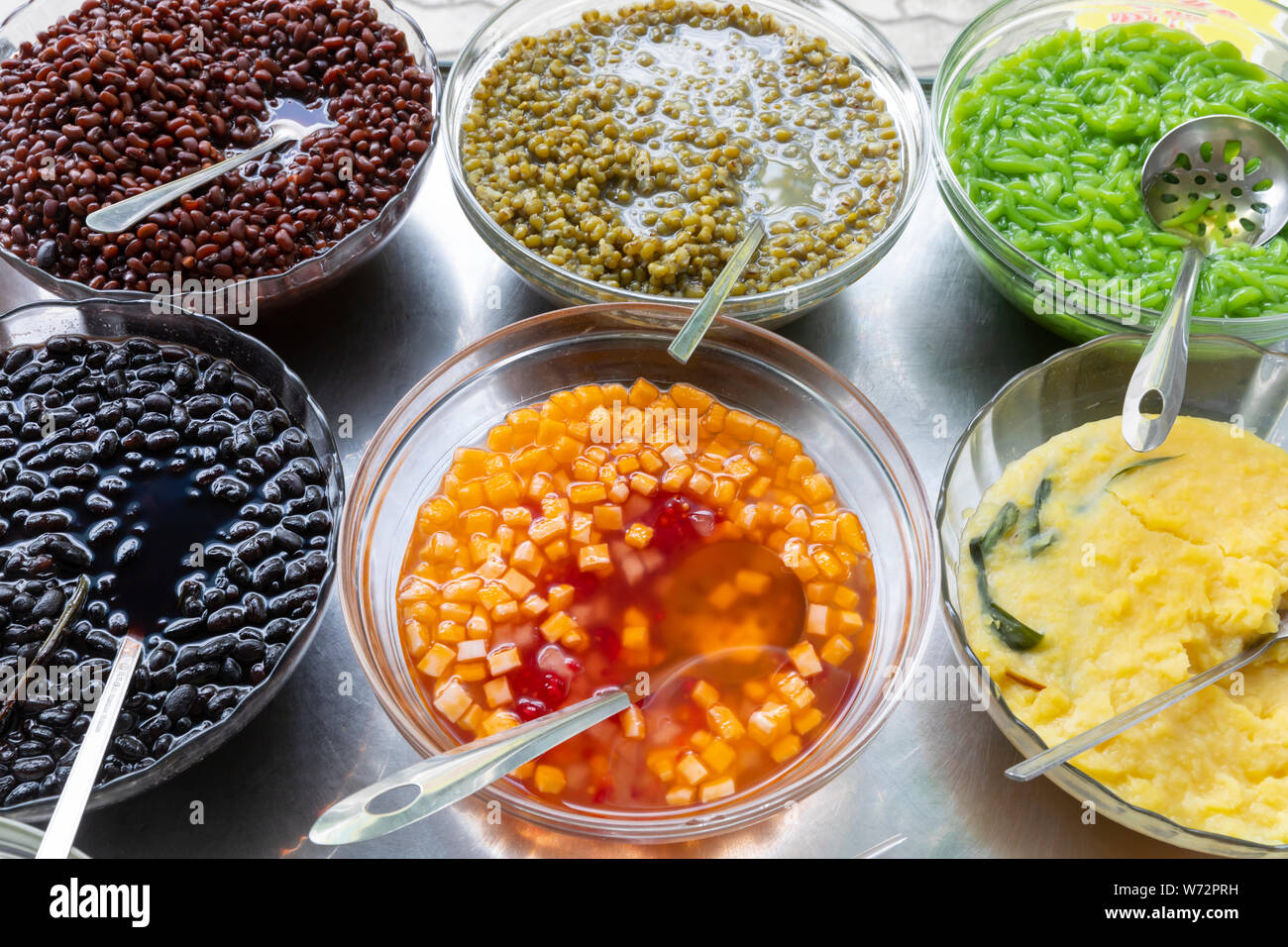 Gli ingredienti utilizzati in vietnamita Street alimenti disposti su un carrello per in acciaio inox Foto Stock