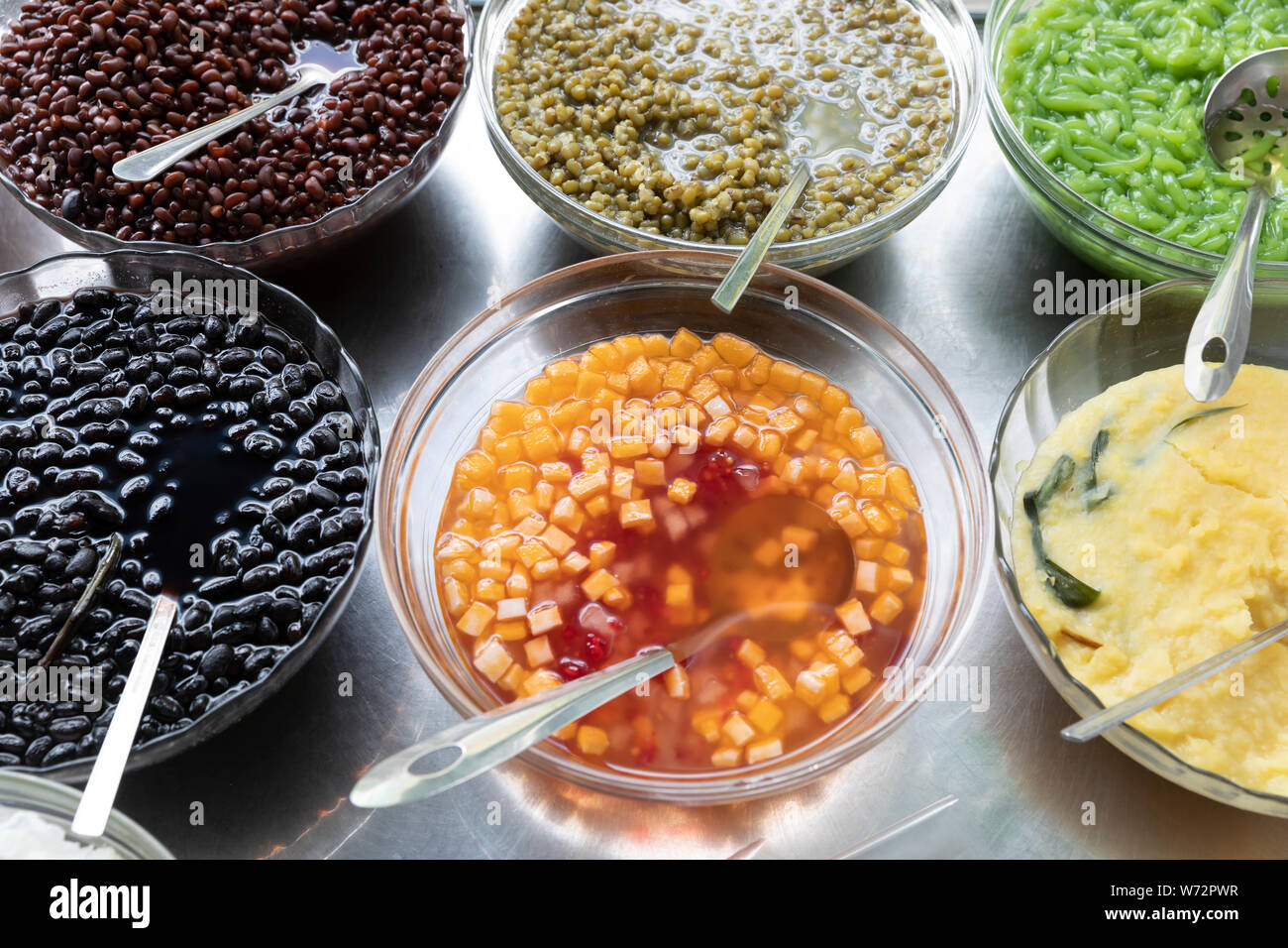 Gli ingredienti utilizzati in vietnamita Street alimenti disposti su un carrello per in acciaio inox Foto Stock