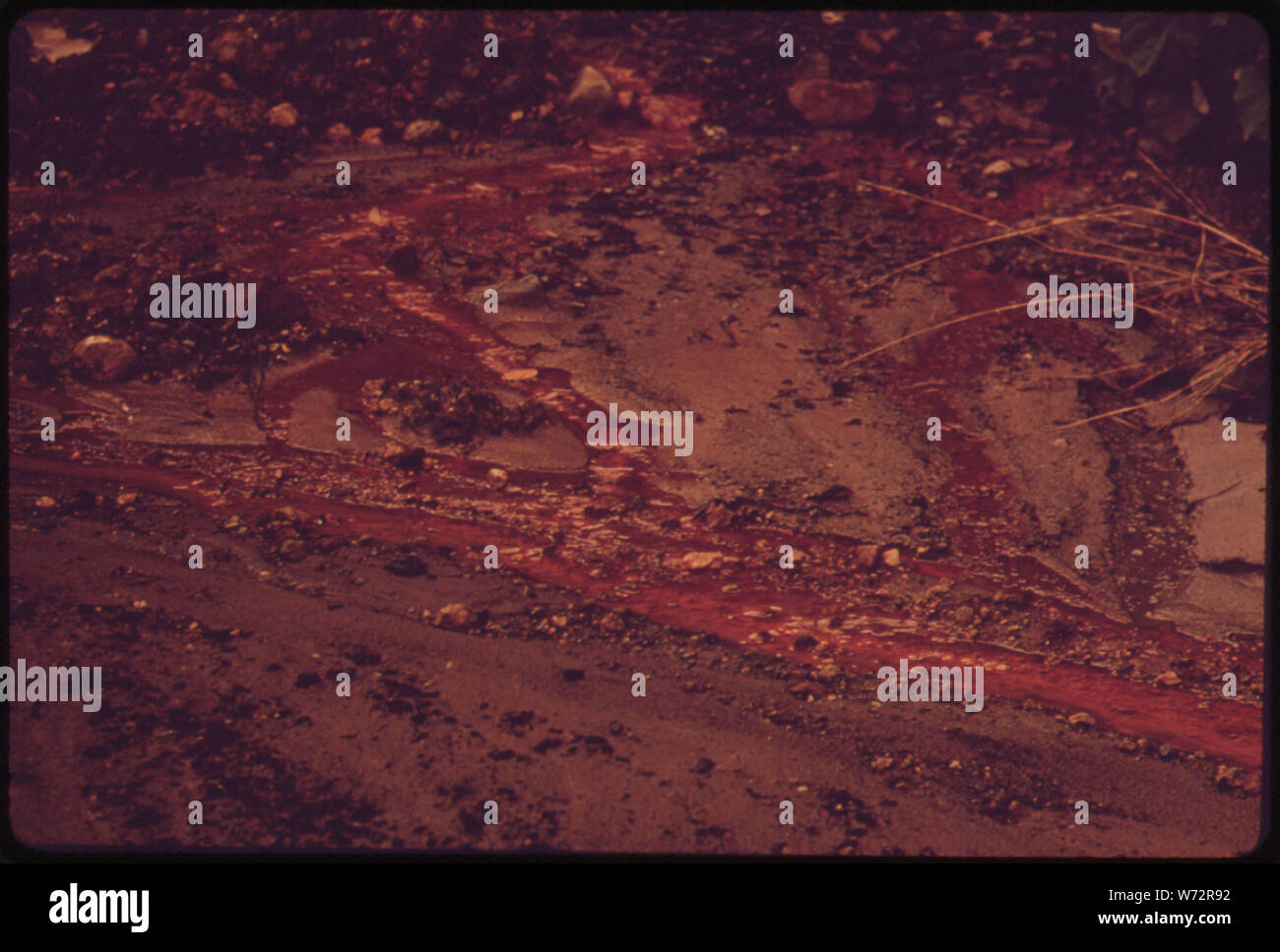 Una volta topsoil è rimosso, acqua piovana e rocce esposte reagiscono per formare acido solforico e altri acidi che eventualmente contaminare le acque e la terra stessa. Si tratta di una evidente violazione della legge in Ohio. La TERRA VIENE MOSTRATO IN UN OHIO POWER COMPANY PIT OFF ROUTE 146 Foto Stock