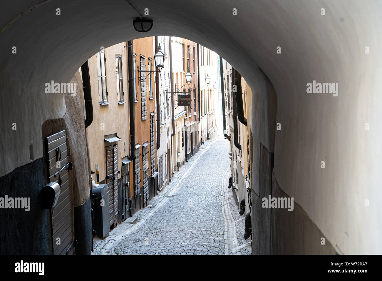 Arcata su una strada stretta a Gamla Stan (la Città Vecchia) , Stoccolma, Svezia Foto Stock