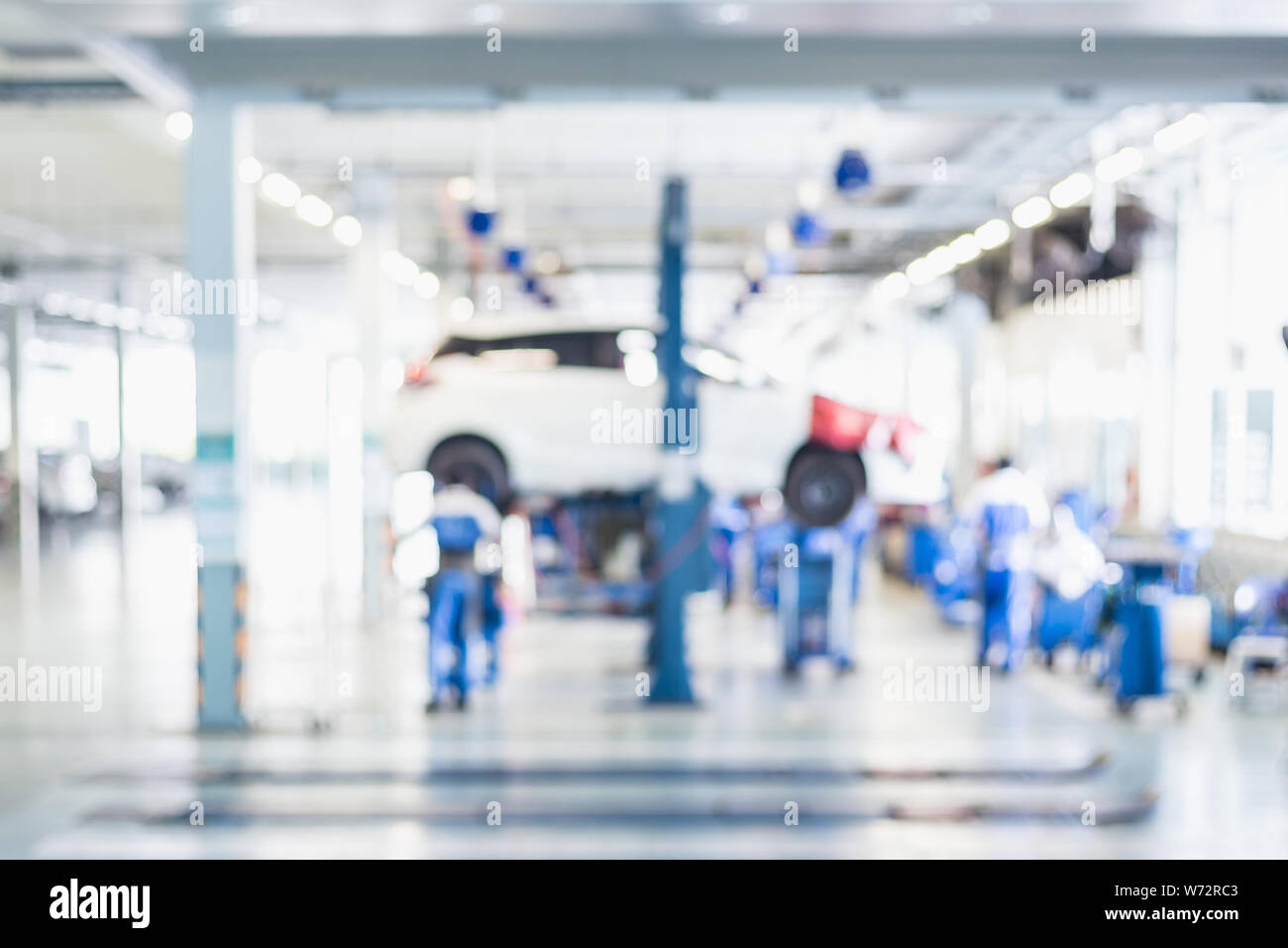 Sfondo sfocato : automobile tecnico riparare la vettura in officina, garage o una stazione di servizio. Foto Stock