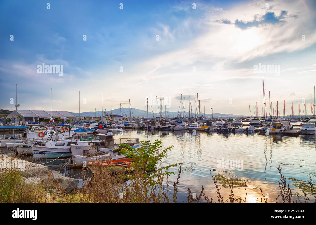 Sozopol Bulgaria - Luglio 23, 2019: Pesca barche e yacht nel porto di Sozopol, regione di Burgas. Foto Stock