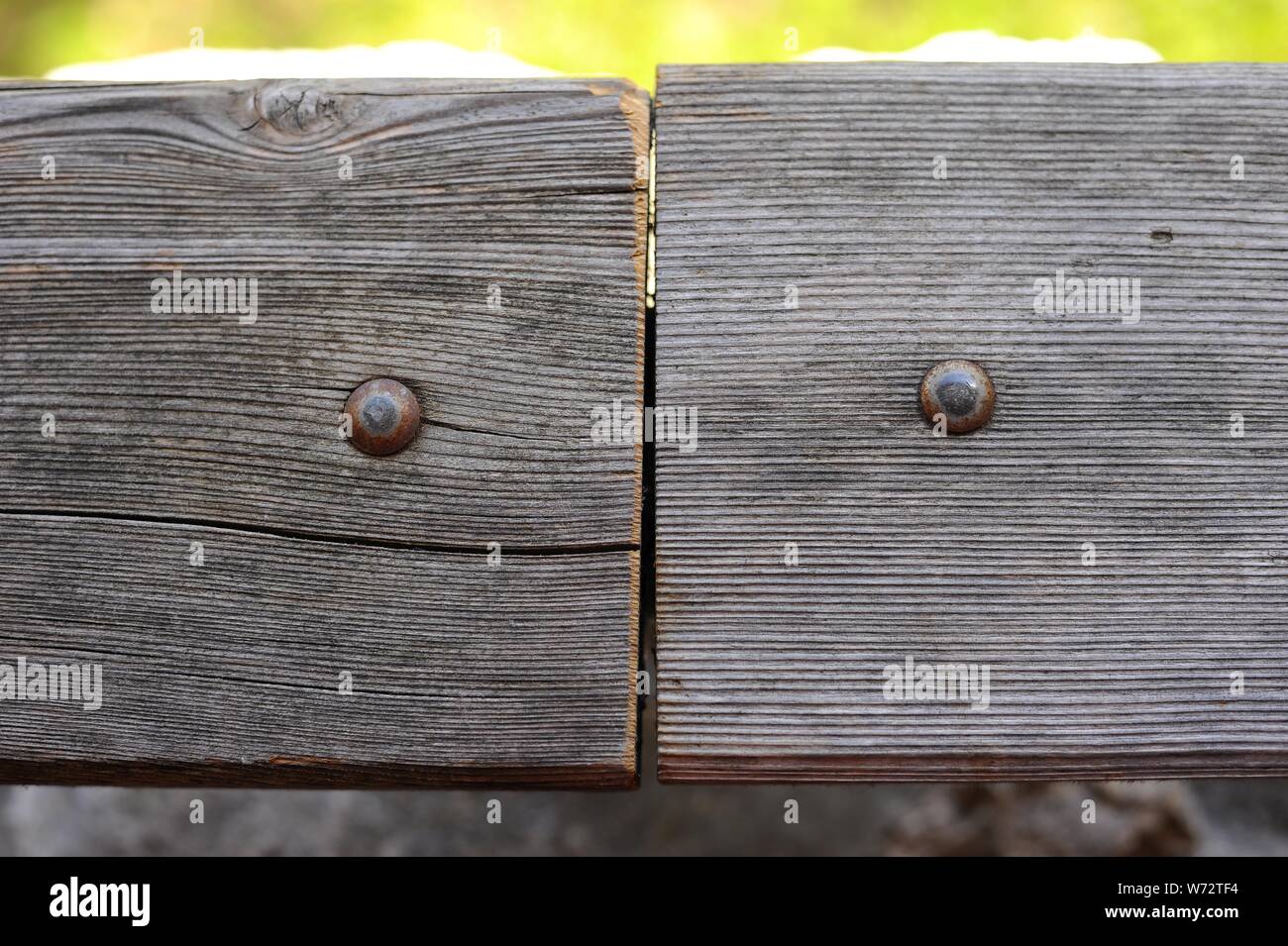 Faccia di legno sullo sfondo di legno duro Foto Stock