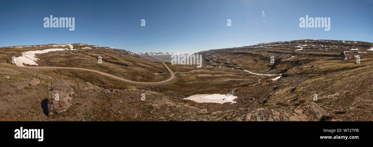 Una strada sterrata (Route 939) con il paesaggio circostante nella regione orientale, Islanda (panoramico) Foto Stock