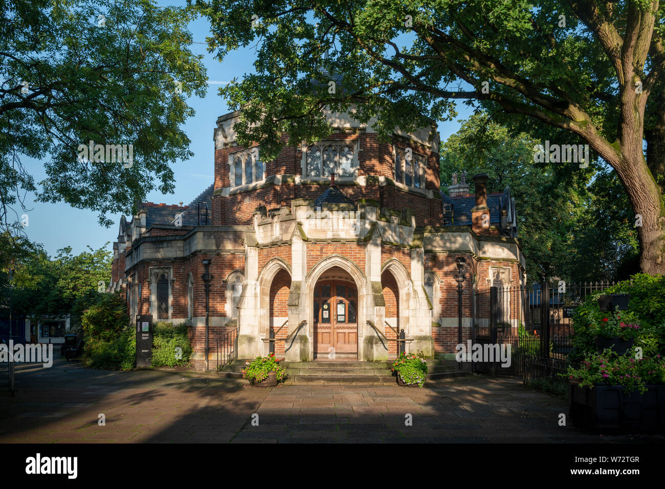 L'ingresso anteriore per Didsbury library trova off Wilmslow Road nel villaggio di Didsbury East Didsbury, Manchester, Regno Unito. Foto Stock