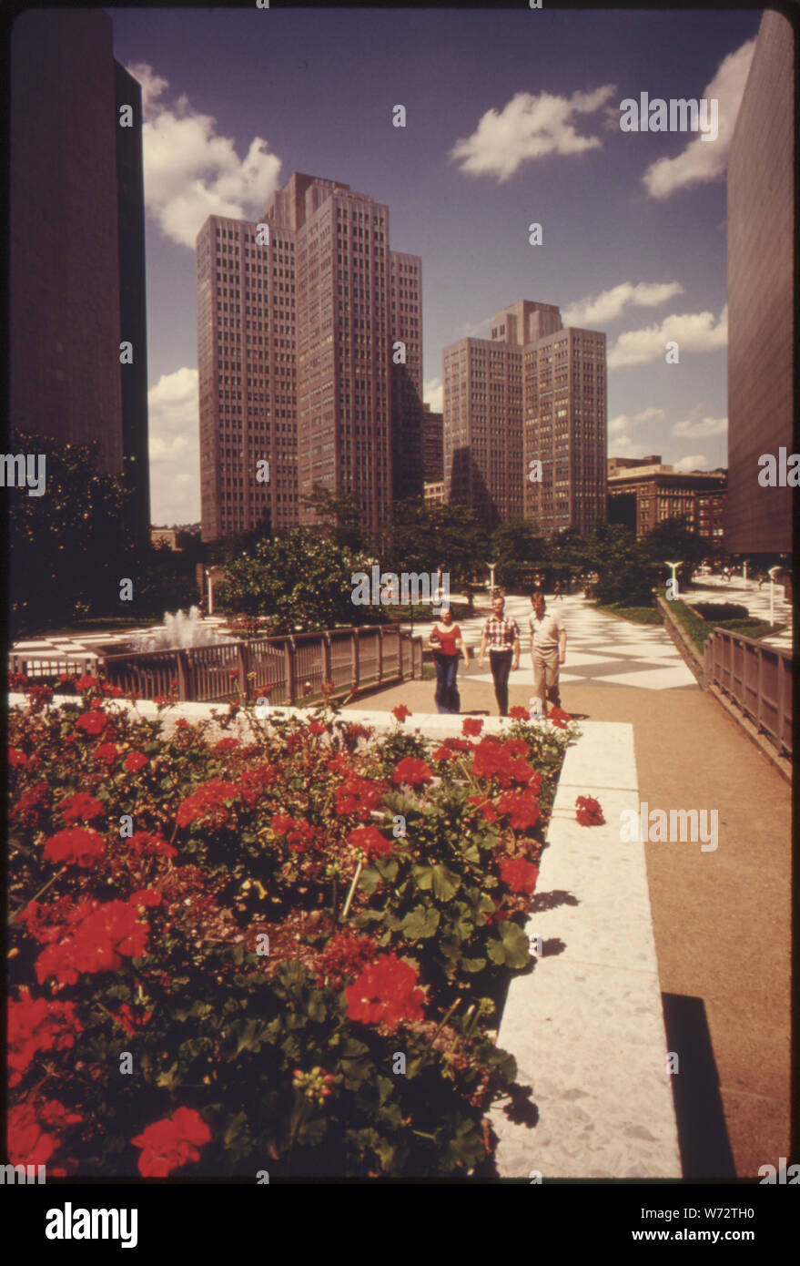 Parco-come impostazioni sottolineando le coltivazioni di vario genere scultura e le piscine erano caratteristiche del rinnovamento urbano programma rinascimentale nel centro di Pittsburgh, Pennsylvania, durante i primi anni cinquanta. Tali aggiunte completano l'ambiente di imponenti edifici per uffici Foto Stock