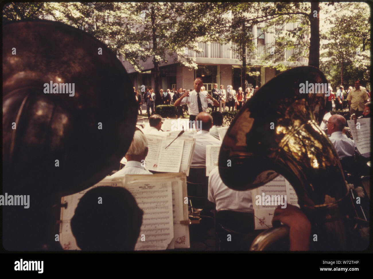 Parco-Come impostazione sottolineando le coltivazioni di vario genere scultura e le piscine erano caratteristiche del rinnovamento urbano programma rinascimentale nel centro di Pittsburgh, Pennsylvania, durante i primi anni cinquanta. La città di Pittsburgh incoraggia l uso della zona con la sponsorizzazione di un concerto di banda in un parco durante le ore del pranzo Foto Stock