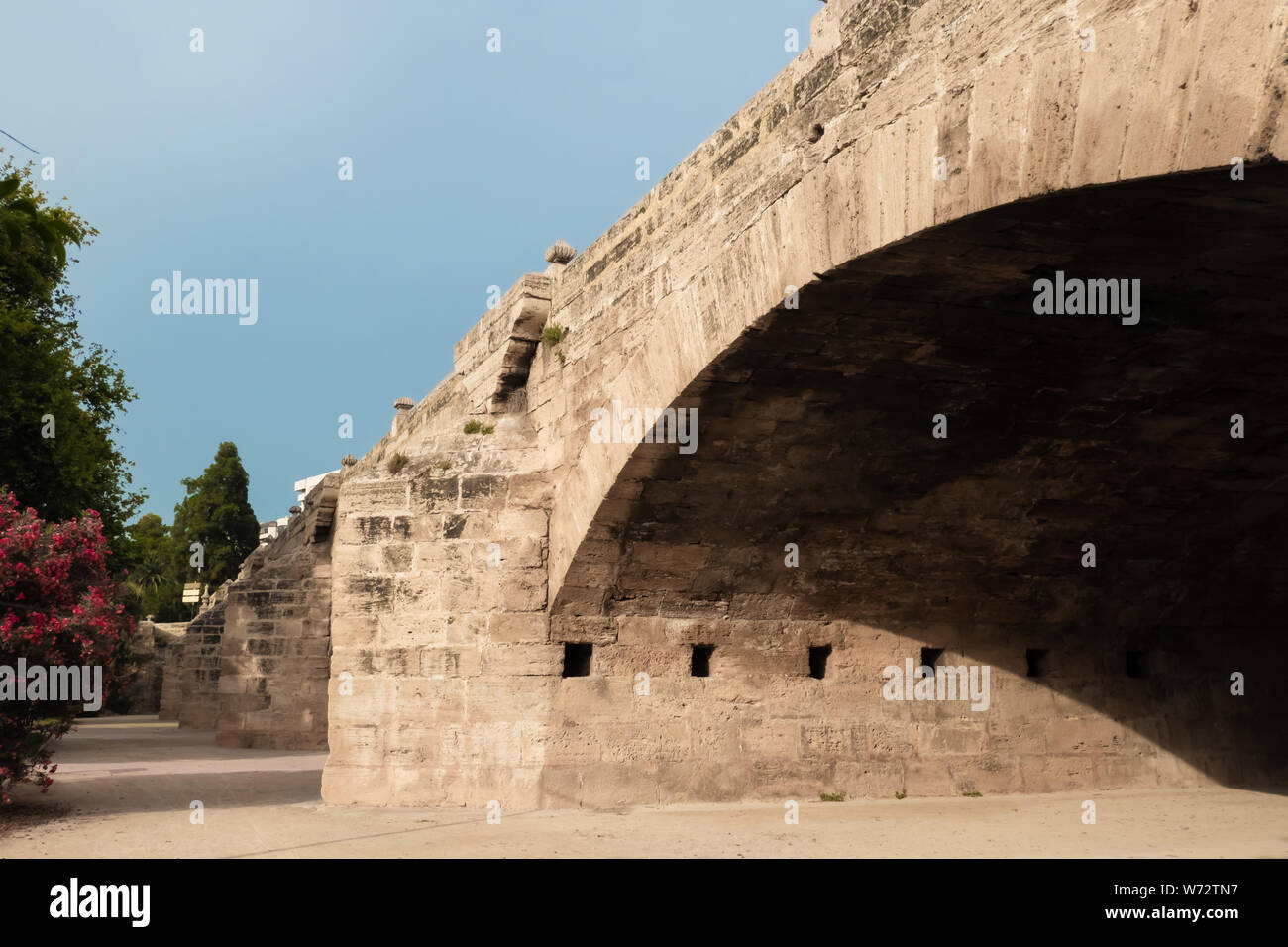 Antico ponte che attraversa il vecchio alveo del fiume Turia a Valencia, Spagna Foto Stock