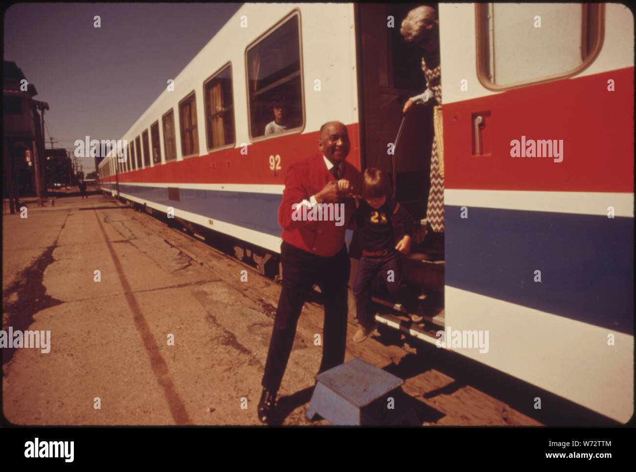 Il passeggero Auto Attendant aiuta i passeggeri dal TURBOLINER a Springfield, Illinois, sul treno il percorso tra St Louis, Missouri, e Chicago. Il TURBOLINER, costruita dai francesi è entrato in servizio nell'autunno del 1973. Dopo otto mesi di prova I FUNZIONARI DI AMTRAK HA DECISO DI ACQUISTARE LE DUE CHE ERANO IN SERVIZIO E 11 ordinati più Foto Stock