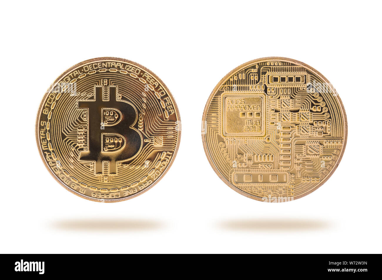 Bitcoin. Medaglia d'oro con simbolo bitcoin isolati su sfondo bianco Foto Stock