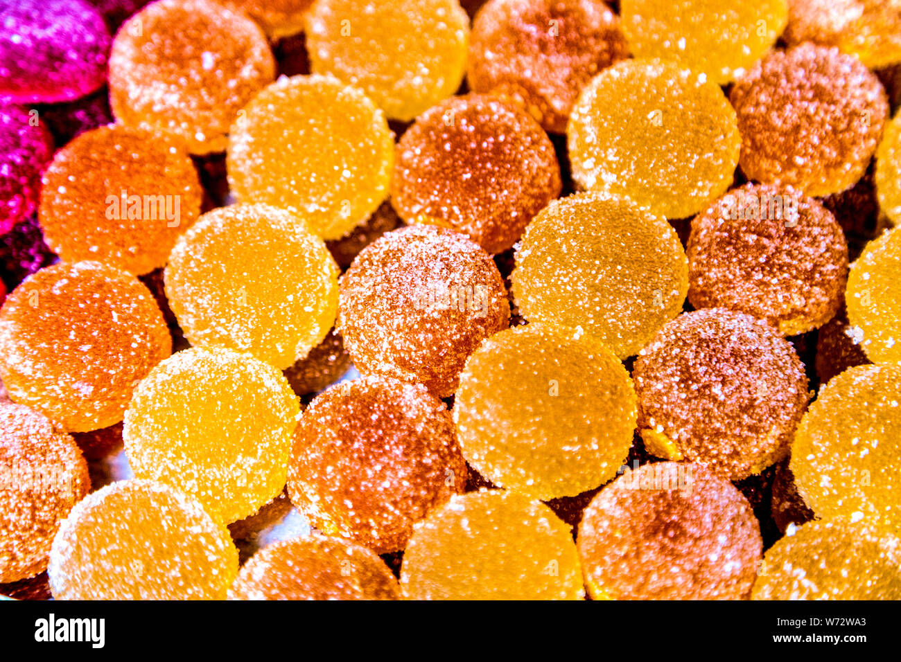 File di caramelle di gelatina rivestite di zucchero (Bens Bakery, Victoria Park Market, Londra, Regno Unito) Foto Stock