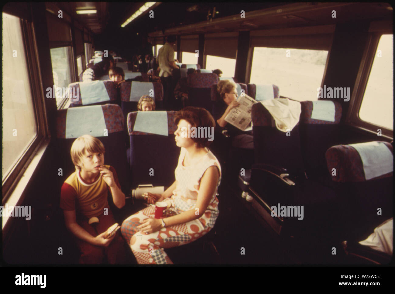 I passeggeri si stabilirono in PER LA CORSA SU AMTRAK'S BROADWAY limitata tra Chicago e punti a est. Il treno lascia Chicago giornaliera a 4 P.M. Ed è previsto l arrivo di Harrisburg in Pennsylvania, a 6:22 A.M. Il giorno seguente. Ci si divide in due sezioni con una sola voce per Washington, e l'altro andando A NEW YORK CITY. Il treno ha una storia di essere in ritardo. AMTRAK per colpa della scarsa manutenzione dei cingoli non affitta la nazione ferrovie Foto Stock