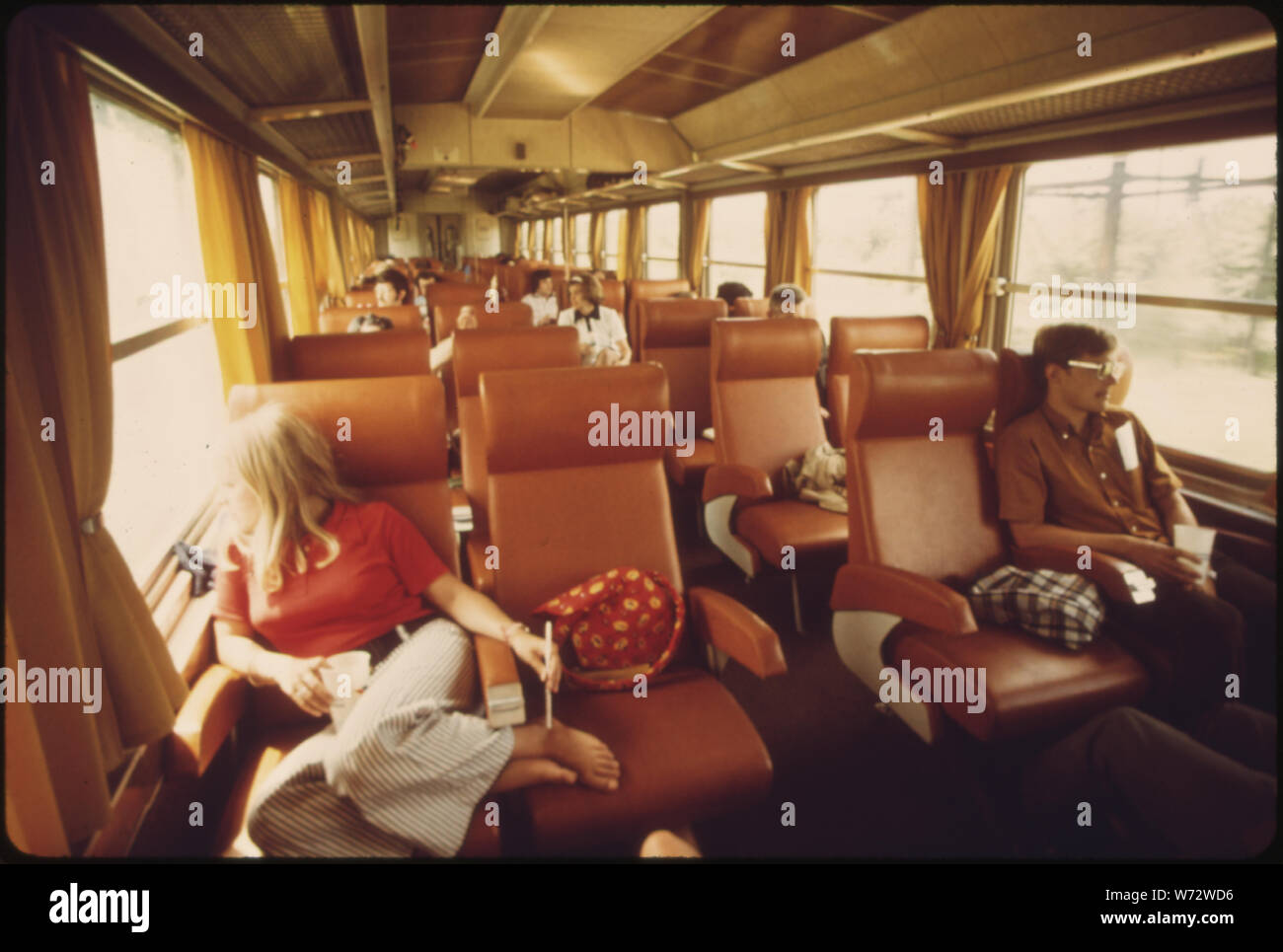 Passeggeri visualizzare lo scenario tra ST. LOUIS, Missouri e Chicago, Illinois, sull'Amtrak TURBOLINER. Funzionari di Amtrak due affittate TURBOLINERS DAL FRANCESE E LA MESSA IN SERVIZIO SUL ST. LOUIS-Chicago gestito nell'autunno del 1973. Dopo otto mesi di prova sono stati acquistati e 11 ulteriori sono stati ordinati. Esso è parte di AMTRAK'S sforzo per sostituire le vecchie apparecchiature ereditato da LA NAZIONE FERROVIE Foto Stock