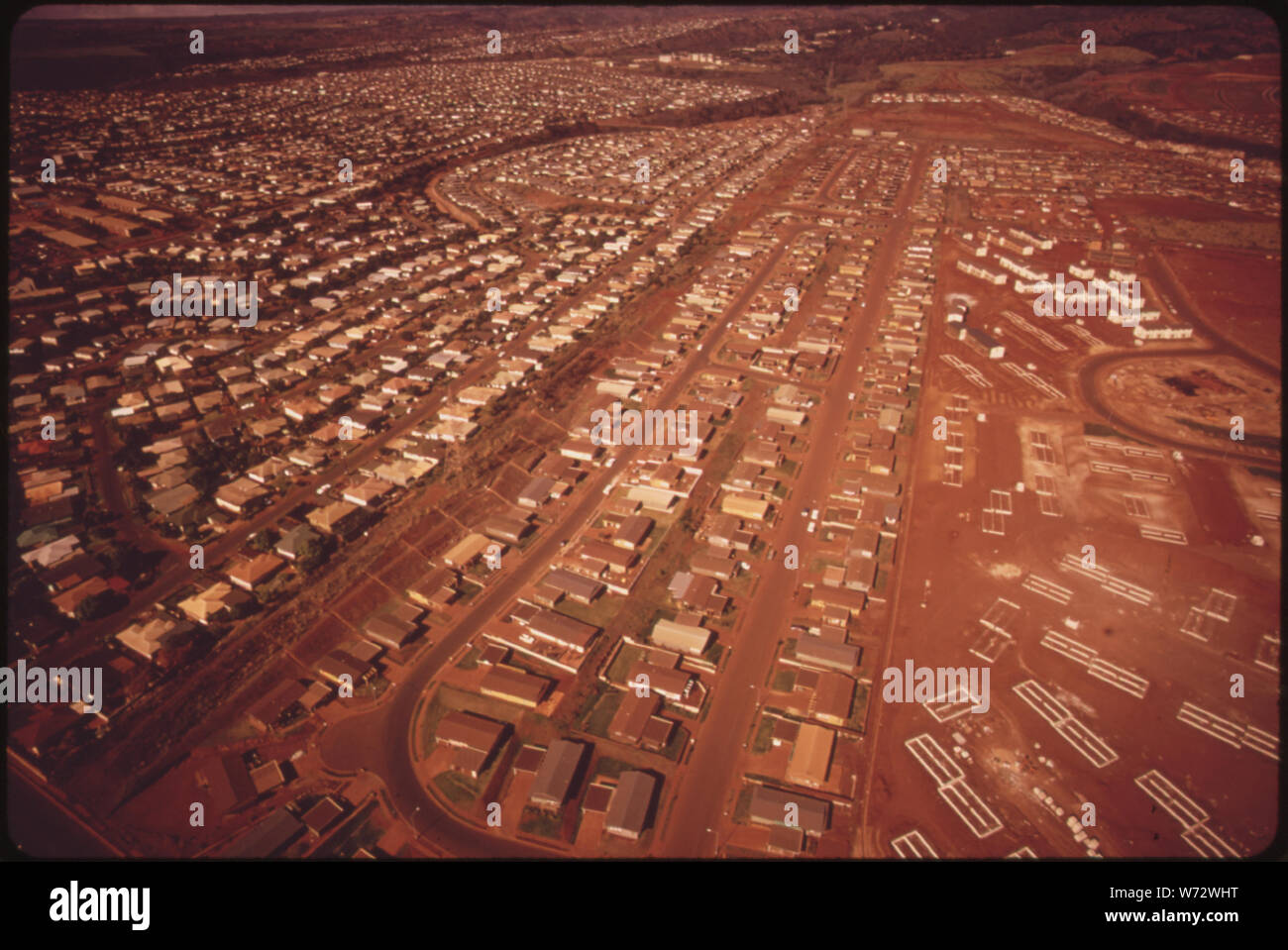 PEARL CITY, sul lato ovest di Honolulu, è la più rapida crescita AREA IN TUTTE delle Hawaii. L'amministrazione dello Stato VORREBBE OAHU residenti a prendere in considerazione la possibilità di spostare alle isole vicine, ma nel frattempo la terra utilizzare COMMISSIONE REZONED questa terra, adiacente ad un vecchio modello di sviluppo, come appropriato per la designazione di urbano Foto Stock