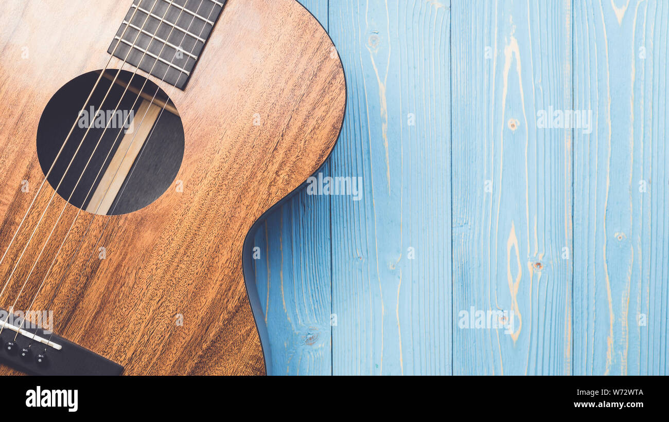 Marrone nuova chitarra su tavola di legno sfondo Foto Stock