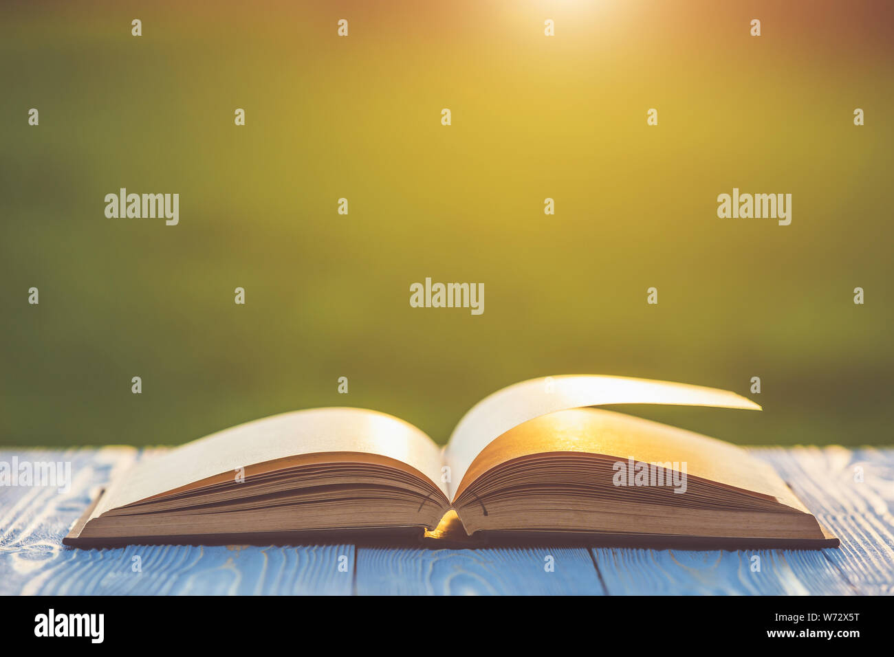 Close up libro sul tavolo di legno con abstract blur e bokeh in alba o tramonto Foto Stock