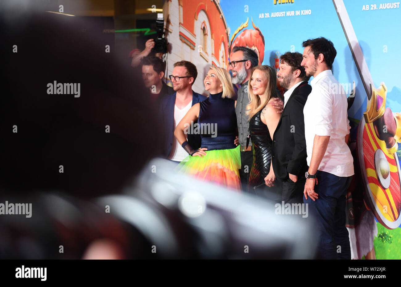 Monaco di Baviera, Germania. 04 Ago, 2019. Il cast Michael Patrick Kelly (v-l), Ralf Schmitz, Beatrice Egli, il direttore Lino DiSalvo, Regina Halmich, Christian Ulmen e Felix Neureuther stand sul tappeto rosso nel cinema Mathäser a sua premiere del film "Playmobil - der film'. Il film animato sarà mostrato nei cinema il 29 agosto 2019. Credito: Felix Hörhager/dpa/Alamy Live News Foto Stock