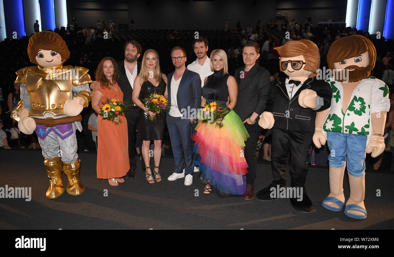 Monaco di Baviera, Germania. 04 Ago, 2019. Cast Lina Rabea Mohr, (v-l) Christian Ulmen, Regina Halmich, Ralf Schmitz, Felix Neureuther, Beatrice Egli e Michael Patrick Kelly saranno di scena a Mathäser Kino dopo la premiere del film di "Playmobil - der film'. Il film animato sarà mostrato nei cinema il 29 agosto 2019. Credito: Felix Hörhager/dpa/Alamy Live News Foto Stock