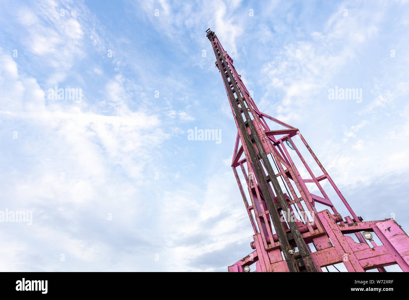 Pila gru o pila azionato dall'impostazione della macchina per calcestruzzo gioco nel sito in costruzione. Esterno il concetto di lavoro Foto Stock