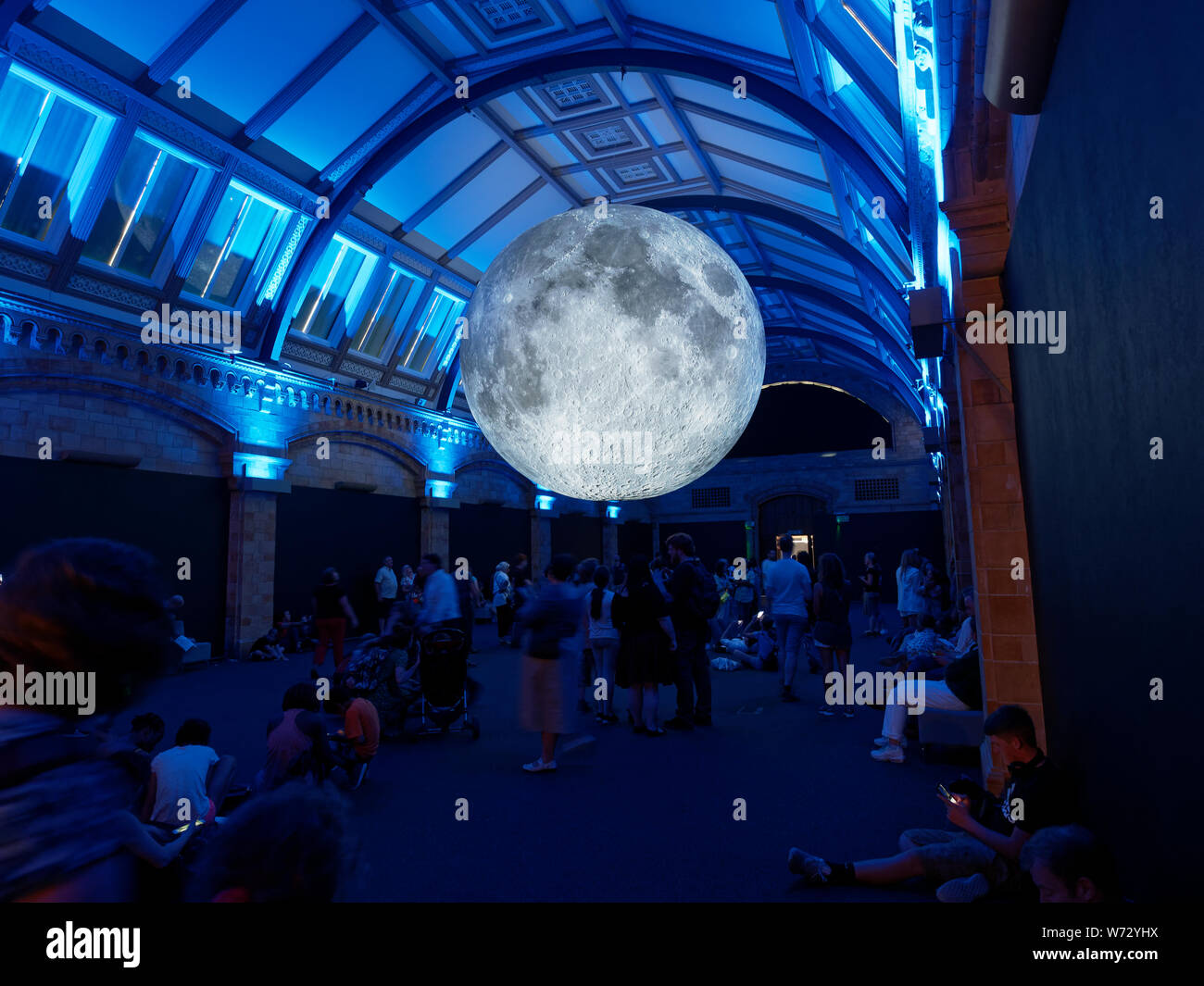 Il Museo della luna touring opera dell artista britannico Luke Jerram presso il Museo di Storia Naturale di Londra di essere visitati da una folla di persone Foto Stock