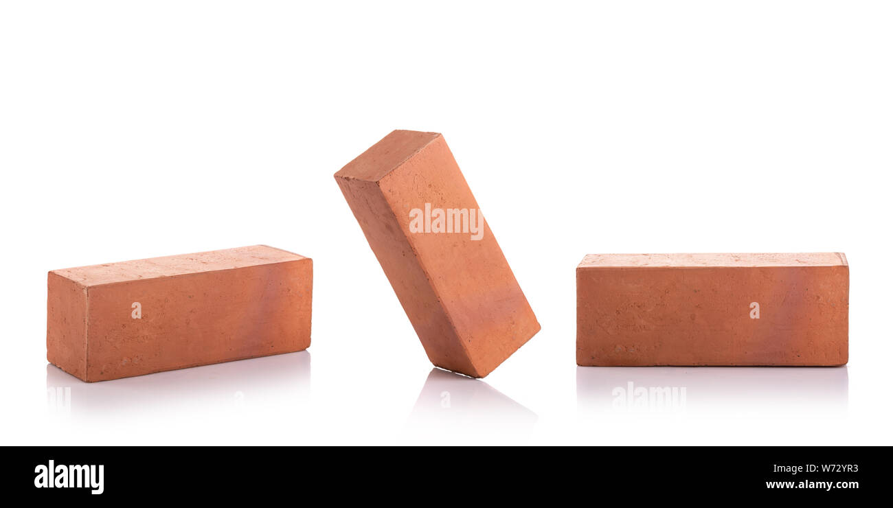 Nuovo cotto rosso mattone per costruire il muro isolato su sfondo bianco Foto Stock