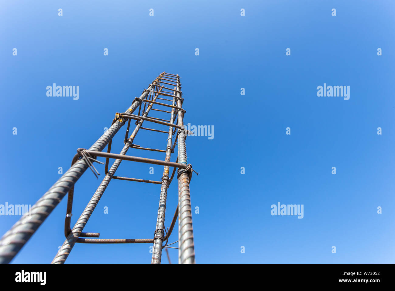 Tondino di acciaio per pilastro o pole nel processo di costruzione di casa. Costruzione di cemento armato trave di fondazione Foto Stock