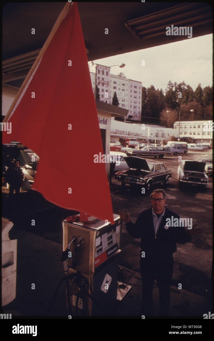 Bandiera rossa IN OREGON STAZIONI DI GAS DURANTE LA CRISI DEL CARBURANTE IN AUTUNNO E INVERNO del 1973-74 hanno IN OREGON significava non vi era alcuna benzina per essere pompato. Questo ARCO DI PORTLAND il concessionario e la stazione operatore è stato uno dei leader nel portare lo stato di sofferenza a Washington D.C per chiedere maggiori assegnazioni di gas e uso del sistema FLAG Foto Stock