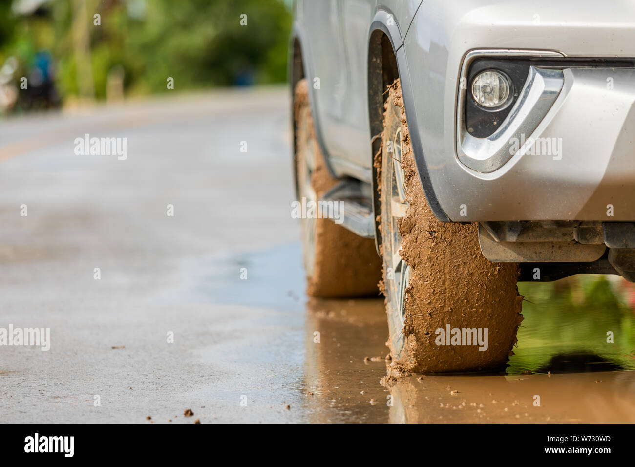 Ruota della vettura SUV con sporco da fango e argilla. Parcheggio sulla strada per la sicurezza del concetto di unità Foto Stock