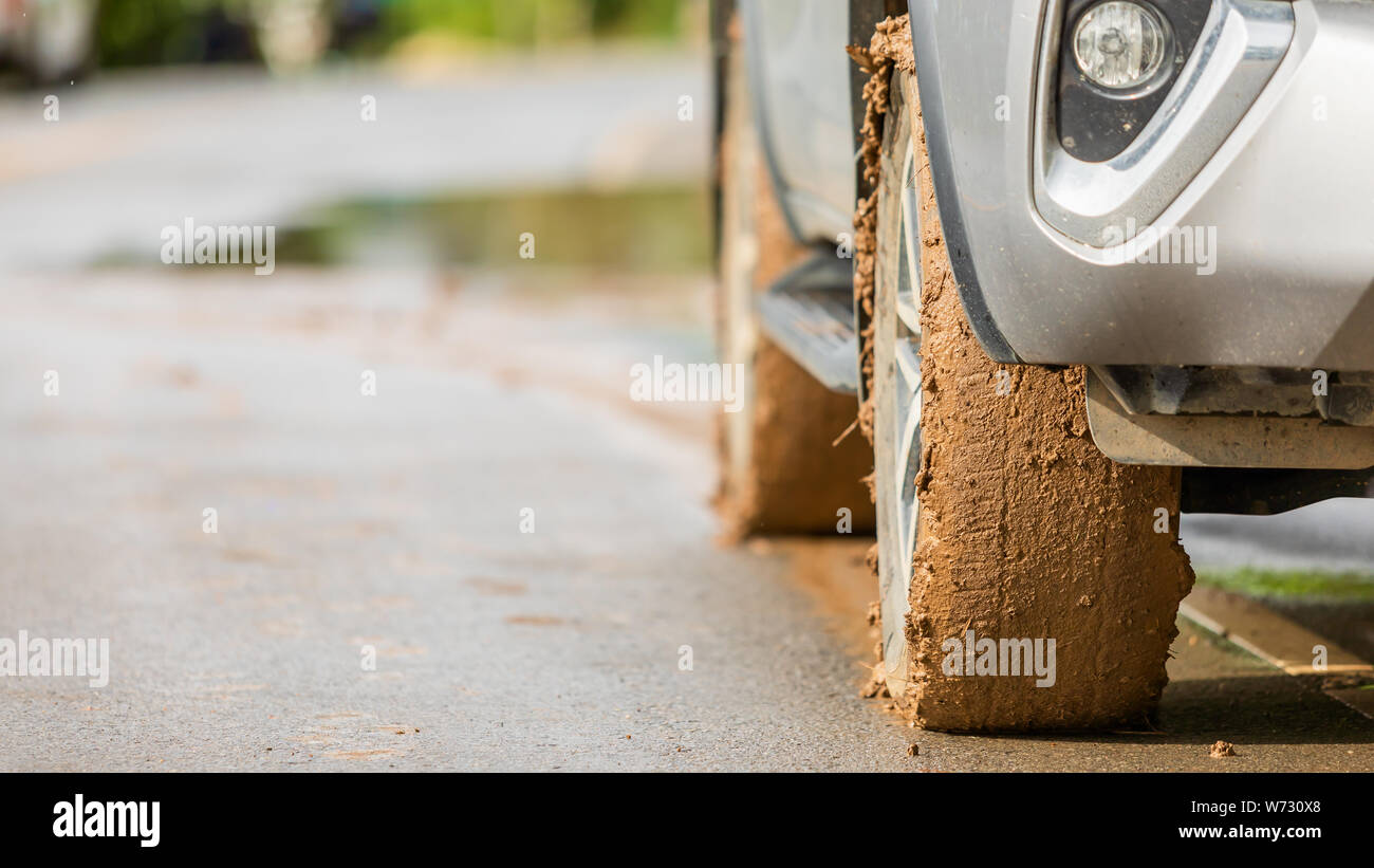 Ruota della vettura SUV con sporco da fango e argilla. Parcheggio sulla strada per la sicurezza del concetto di unità Foto Stock