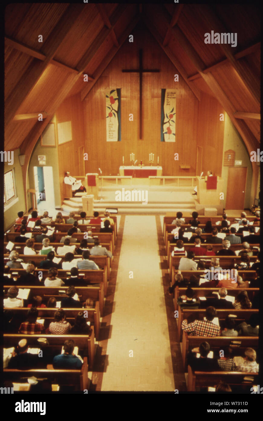 La religione gioca un ruolo importante nella vita dei residenti. La seconda più grande denominazione di CHURCHGOERS sono luterani. Questa foto mostra l'arredamento moderno del nostro Salvatore, che ha il suo coro misto e la scuola Domenica, e trattiene il battesimo dopo la chiesa la domenica. NEW ULM è stata fondata nel 1854 da immigrati tedeschi Foto Stock