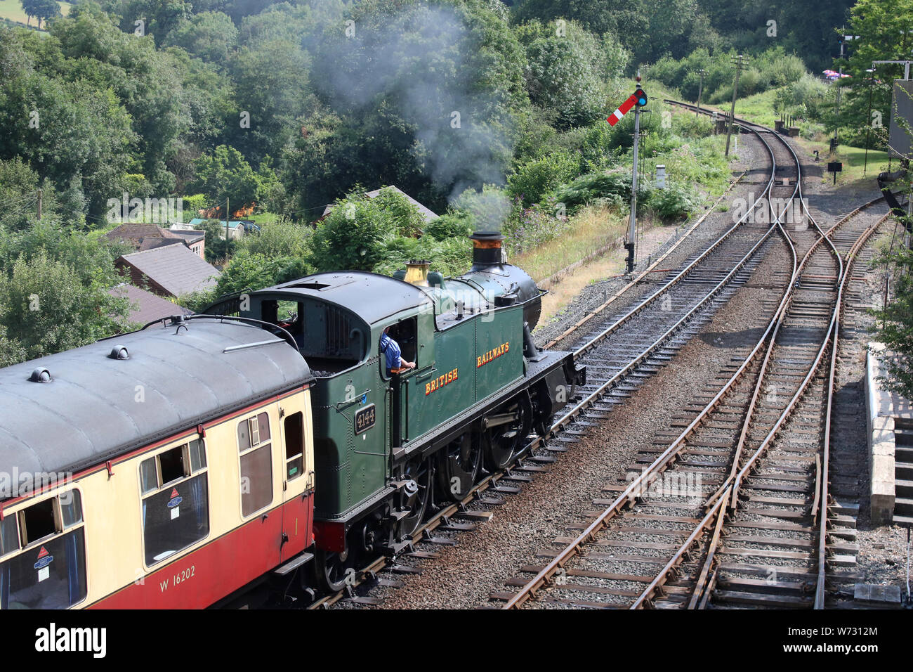 Conserve Collett serbatoio del motore 4144 in livrea verde a Highley in Severn Valley Railway con un vecchio GWR semaforo caduta di segnale su 1 Agosto 2019. Foto Stock