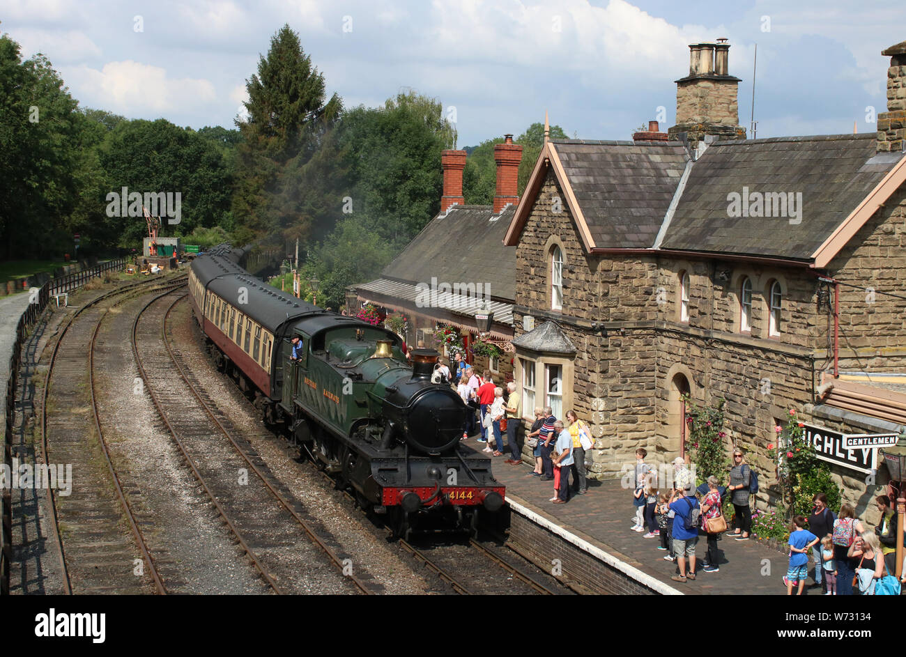 Conserve Collett serbatoio del motore 4144 in livrea verde che arrivano alla stazione di Highley in Severn Valley Railway in Shropshire il 1 agosto 2019. Foto Stock