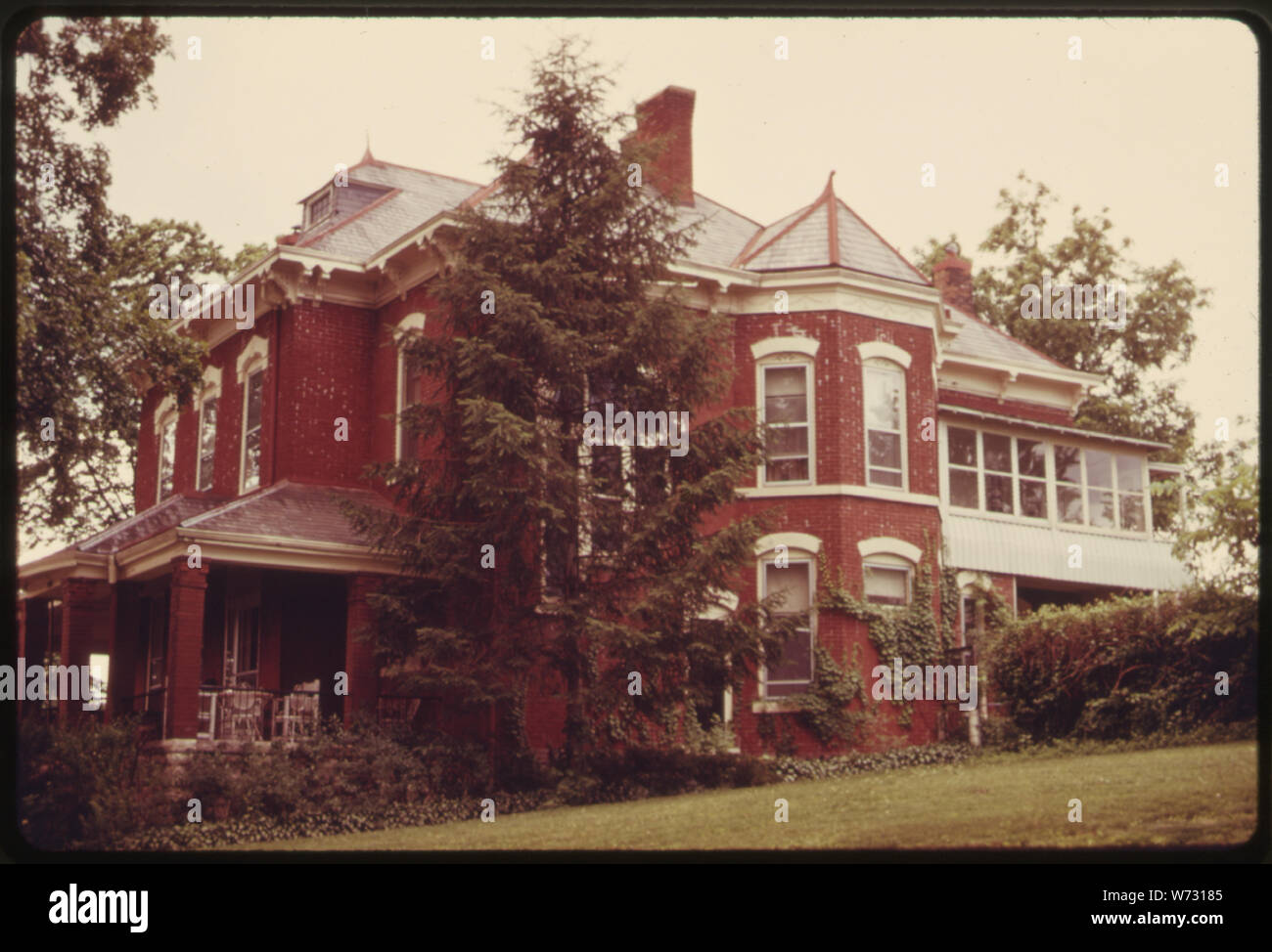 Restauro di un tardo XIX secolo esempio di architettura vittoriana IN ATCHISON, Kansas. Esso è dotato di un complesso multi-MONOLOCALE HOME, uno dei molti originariamente costruito da famiglie che hanno fatto il loro denaro in ferrovie o spedizione. Molti di questo tipo di casa sono state o sono in corso di restauro IN QUESTO EASTERN KANSAS CITY Foto Stock