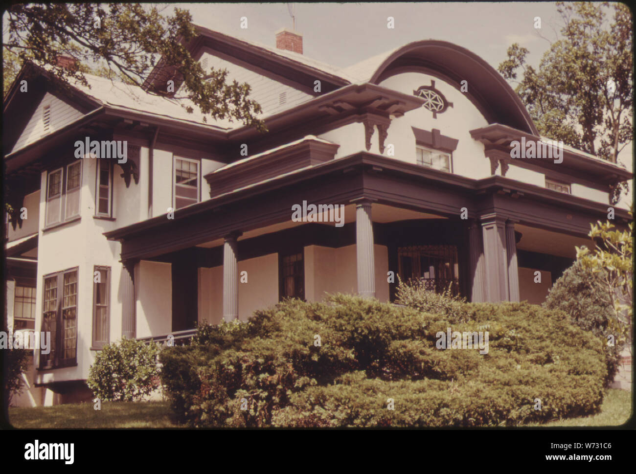 Restauro di un tardo XIX secolo esempio di architettura vittoriana IN ATCHISON, Kansas. Esso è dotato di un complesso multi-MONOLOCALE HOME, uno dei molti originariamente costruito da famiglie che hanno fatto il loro denaro in ferrovie o spedizione. Molti di questo tipo di casa sono state o sono in corso di restauro IN QUESTO EASTERN KANSAS CITY Foto Stock