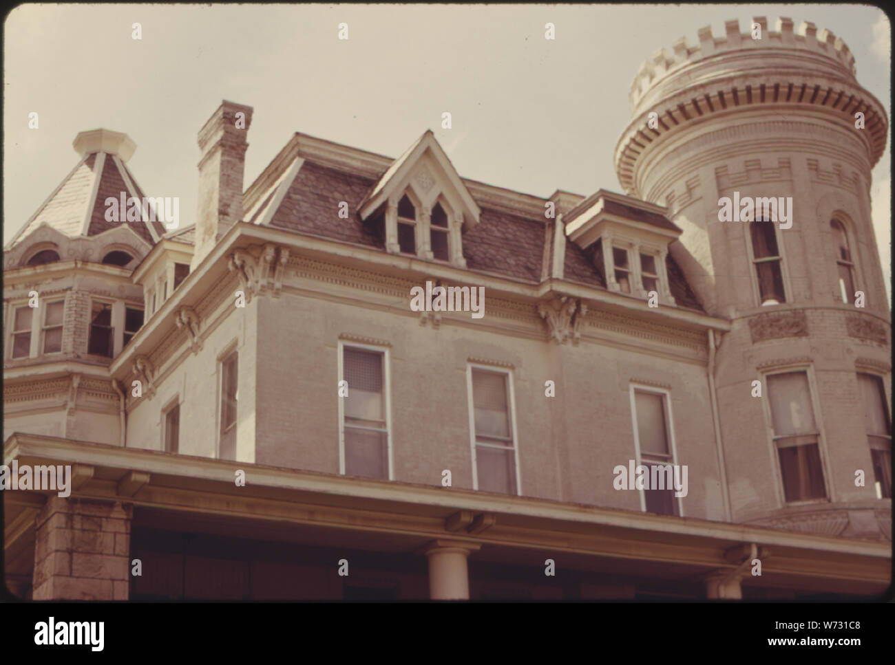 Restauro di un tardo XIX secolo esempio di architettura vittoriana IN ATCHISON, Kansas. Esso è dotato di un complesso multi-MONOLOCALE HOME, uno dei molti originariamente costruito da famiglie che hanno fatto il loro denaro in ferrovie o spedizione. Molti di questo tipo di casa sono state o sono in corso di restauro IN QUESTO EASTERN KANSAS CITY Foto Stock