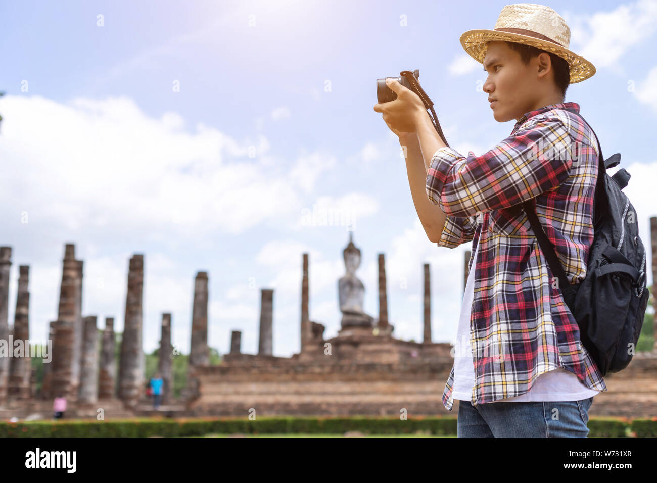 Asian tourist uomo prendendo la foto in Sukhothai Historical Park, nel nord della Thailandia Foto Stock