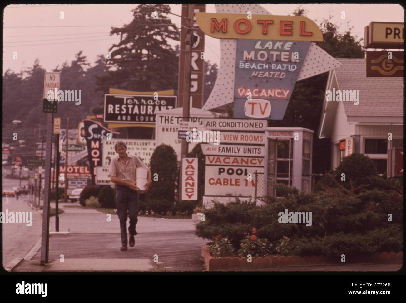 Fila di motel in riva al lago di George Village, New York e la pletora di segni crea un non-rustico in scena l'Adirondack Forest Preserve Foto Stock