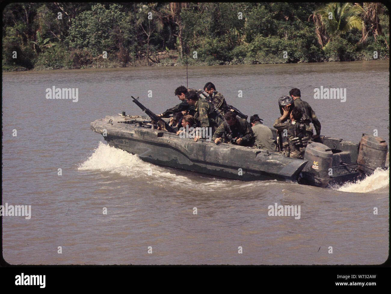 Repubblica del Vietnam...i membri degli STATI UNITI Navy Seal Team uno spostare verso il basso il fiume Bassac in una guarnizione team Assault barca (STAB) durante le operazioni lungo il fiume a sud di Saigon. Foto Stock