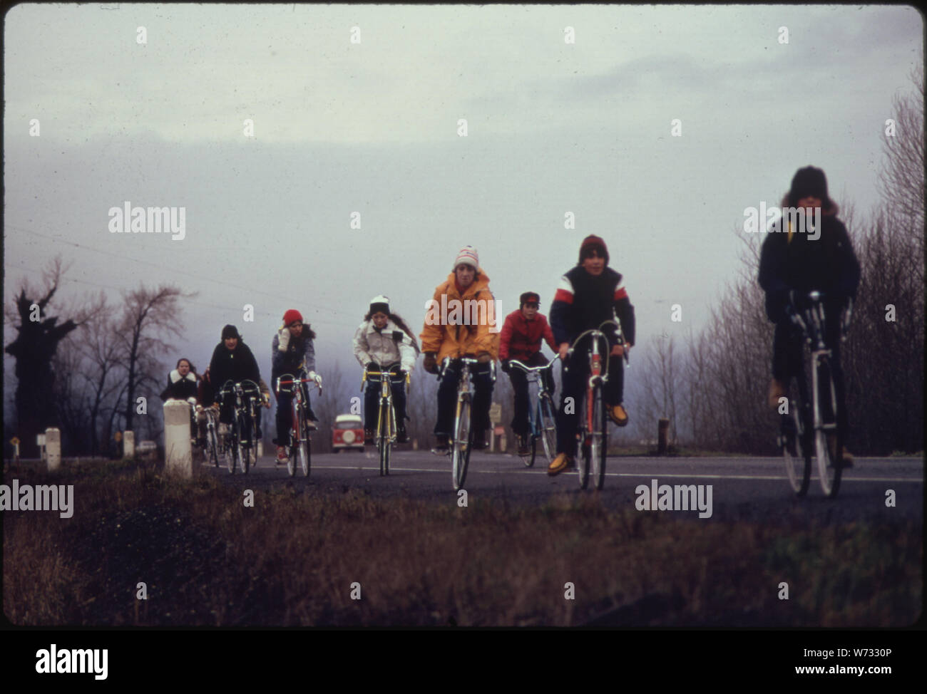 I bambini delle scuole sono stati costretti a utilizzare le loro biciclette su escursioni sul campo durante la crisi del carburante nell'inverno del 1974. Non c'era abbastanza benzina per gli autobus scolastici per essere utilizzati per attività extrascolastiche, anche durante il buio e la pioggia Foto Stock