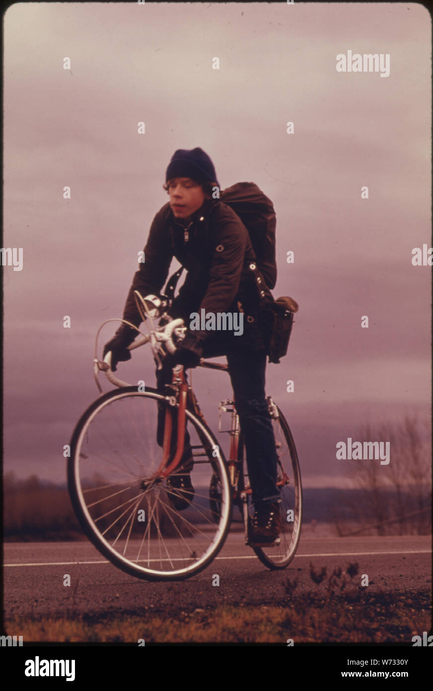 I bambini delle scuole sono stati costretti a utilizzare le loro biciclette su escursioni sul campo durante la crisi del carburante nell'inverno del 1974. Non c'era abbastanza benzina per gli autobus scolastici per essere usata per le attività extra-curriculari anche durante il buio e la pioggia Foto Stock