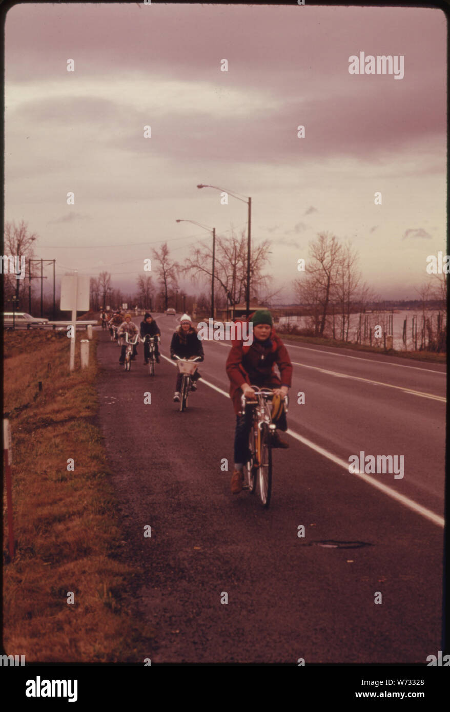 I bambini delle scuole sono stati costretti a utilizzare le loro biciclette su escursioni sul campo durante la crisi del carburante nell'inverno del 1974. Non c'era abbastanza benzina per gli autobus scolastici per essere utilizzati per attività extrascolastiche, anche durante il buio e la pioggia Foto Stock