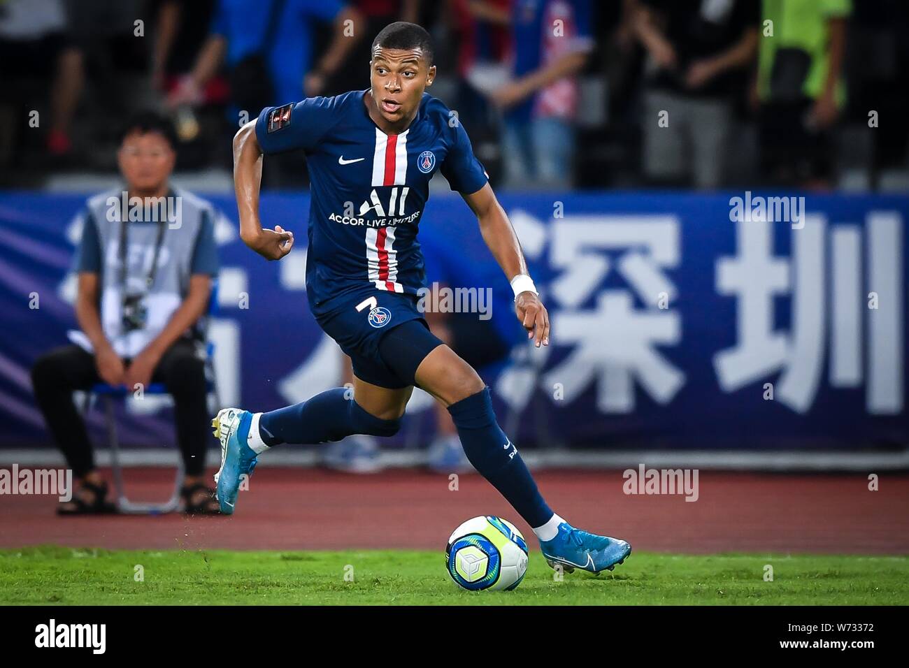 Kylian Mbappe di Parigi Saint-Germain dribbling contro Stade Rennais durante il Trophee des Champions (Champion Trophy) corrispondono nella città di Shenzhen, Cina del sud della provincia di Guangdong, 3 agosto 2019. Foto Stock